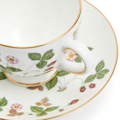 Wedgwood Wild Strawberry Fine Bone Çay Fincanı ve Tabağı 170 ml (1)